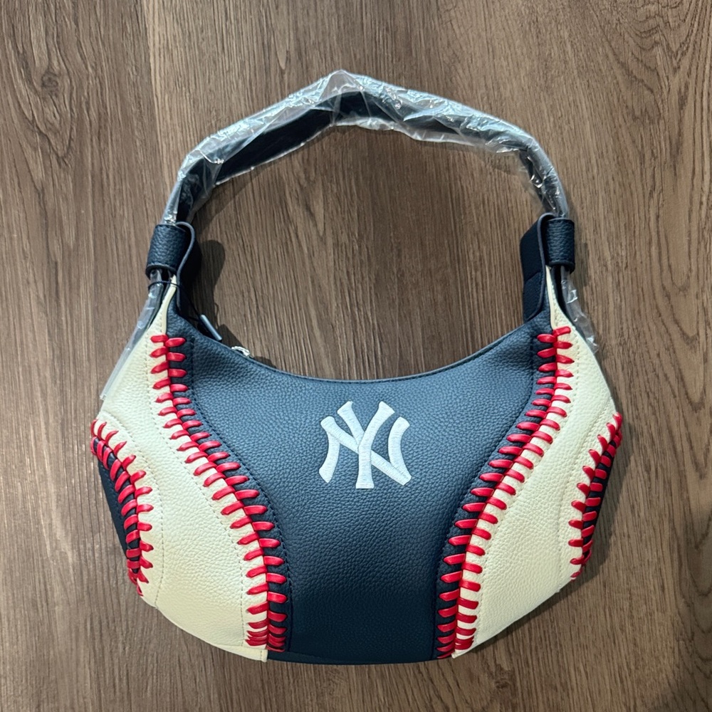 BRAND NEW MLB PURSE